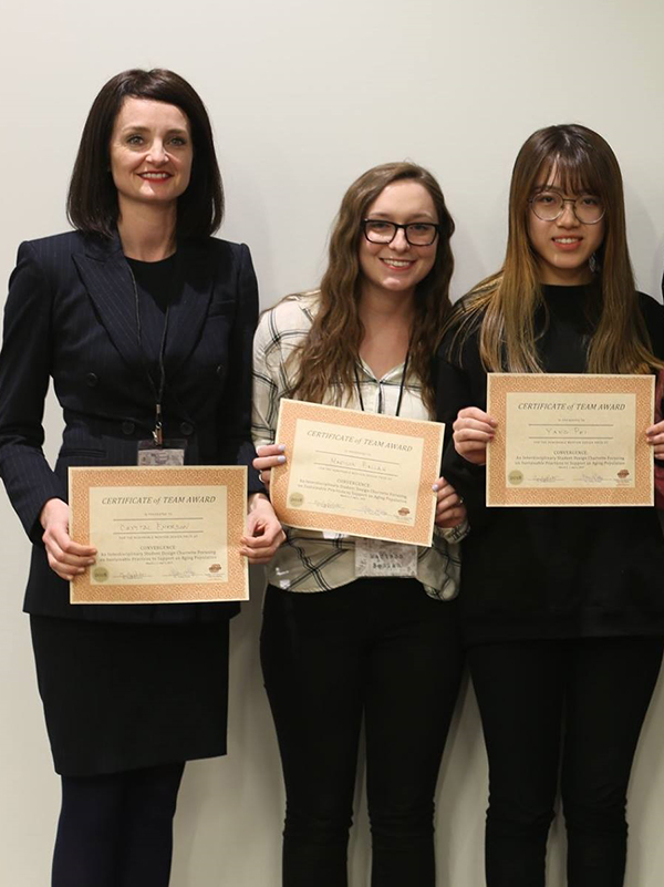 Yang Pei and fellow students